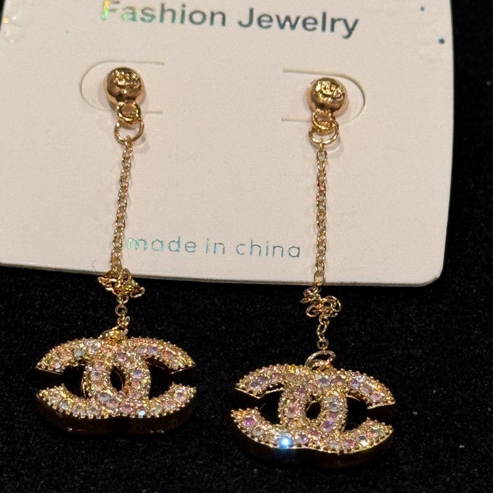 NWT Fashion Earrings Chic Gold Tone Iridescent Dangle Earrings 3 inch